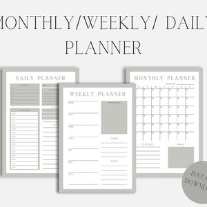 Könnte beinhalten: Ein Set aus drei druckbaren Planerseiten mit täglichem, wöchentlichem und monatlichem Layout in Grau und Weiß. Der Text lautet MONTHLY/WEEKLY/ DAILY PLANNER, DAILY PLANNER, WEEKLY PLANNER, MONTHLY PLANNER und INSTANT DOWNLOAD auf einem grauen Kreis.