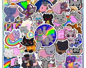 Peut inclure: Une collection d'autocollants de chats colorés avec divers motifs. Les autocollants présentent des chats de dessins animés dans différentes poses, certains avec des arcs-en-ciel, des gaufres et des éléments pixélisés. Les autocollants sont sur fond blanc.