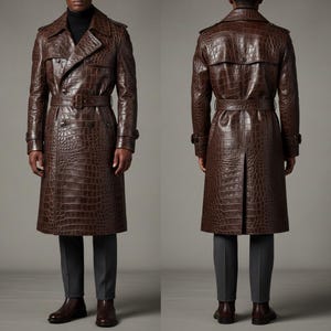Peut inclure: Un long trench-coat marron avec une texture peau de crocodile. Le manteau présente un design croisé, une ceinture à la taille et un col cranté. Le modèle porte un pantalon gris et des bottines marron. Le manteau est une pièce forte.