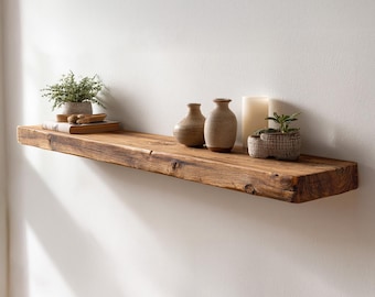 Zwevende plank van teruggewonnen hout - keuken of woonkamer in boerderijstijl