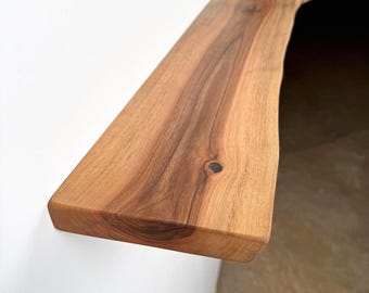 Prateleiras flutuantes em nogueira com borda natural - Tamanho personalizado disponível - Madeira natural