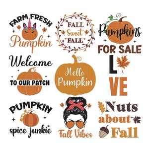 Könnte beinhalten: Eine Sammlung von neun herbstlichen Stickmotiven mit Kürbissen, Herbstblättern, Eicheln und Texten wie Farm Fresh Pumpkin, Fall Sweet Fall, Pumpkins For Sale, Welcome To Our Patch, Hello Pumpkin, Love, Pumpkin Spice Junkie, Fall Vibes und Nuts about Fall.