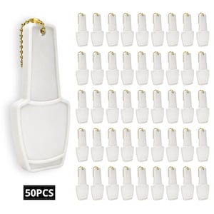 Peut inclure: Un ensemble de 50 porte-clés blancs en forme de flacon de vernis à ongles, chacun doté d'une surface lisse et d'une chaînette à billes en métal doré fixée au sommet. Les articles sont disposés en grille, avec un exemple plus grand à gauche.