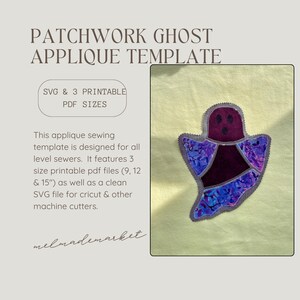 Op de afbeelding: Een patchwork spook applicatie sjabloon met de tekst PATCHWORK GHOST APPLIQUE TEMPLATE, SVG & 3 PRINTABLE PDF SIZES, en details over de maten 22,86, 30,48 en 38,1 cm. Een spookvorm van donkerpaarse en blauwe stof is afgebeeld.