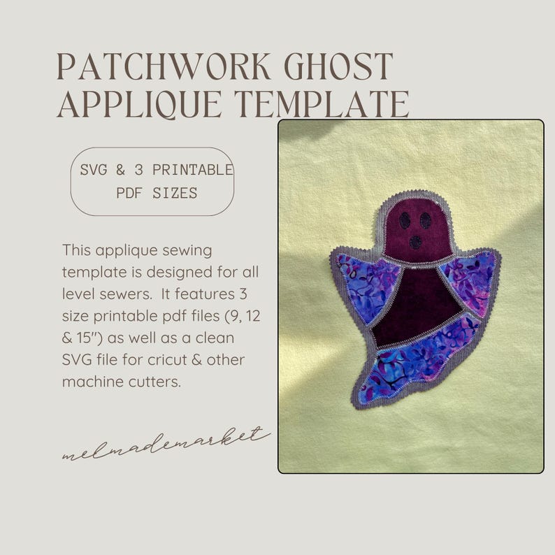 Op de afbeelding: Een patchwork spook applicatie sjabloon met de tekst PATCHWORK GHOST APPLIQUE TEMPLATE, SVG & 3 PRINTABLE PDF SIZES, en details over de maten 22,86, 30,48 en 38,1 cm. Een spookvorm van donkerpaarse en blauwe stof is afgebeeld.