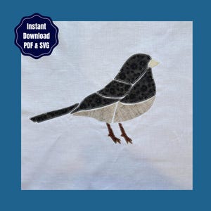 Könnte beinhalten: Ein weißes Stoffquadrat mit einer Vogelapplikation, die einen schwarzen Kopf, Rücken und Schwanz mit Blumenmuster, eine beige Brust und braune Beine aufweist. Ein dunkelblaues Abzeichen oben links enthält den weißen Text Instant Download PDF & SVG.