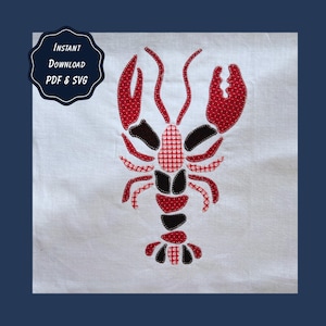 Peut inclure: Un carré de tissu blanc avec une applique centrale en forme de homard composée de pièces de tissu à motifs rouges et blancs et de segments en tissu noir uni. Le texte "INSTANT DOWNLOAD PDF & SVG" figure dans un badge bleu foncé festonné.