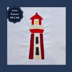 Puede incluir: Un diseño de aplique de faro sobre tela blanca con techo rojo, luz amarilla y paneles laterales rojos estampados con ventanas rectangulares negras. Una insignia azul oscuro contiene el texto Instant Download PDF & SVG.