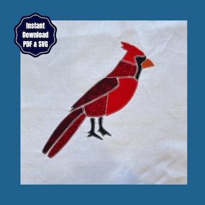 Puede incluir: Un diseño de aplique de pájaro cardenal sobre un fondo de tela blanca. El pájaro está construido con varias piezas de tela estampada en rojo y rojo oscuro con detalles de costura negros y un pico naranja. El texto dice Instant Download PDF & SVG.