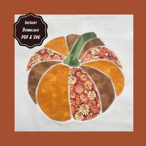 Peut inclure: Un motif de citrouille en appliqué textile composé de segments alternés en tissu orange uni, marron uni et à motifs floraux avec une tige verte. Le design inclut le texte Instant Download PDF & SVG dans un badge festonné marron foncé.