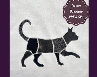 Op de afbeelding: Een witte stoffen achtergrond met een zwart silhouet van een kat, samengesteld uit verschillende aan elkaar genaaide stoffen segmenten met patronen. Een donkerpaarse geschulpte badge in de rechterbovenhoek bevat de tekst: INSTANT DOWNLOAD PDF & SVG.
