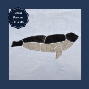 Puede incluir: Un fondo de tela blanca con un diseño de aplique de foca segmentado. La foca está compuesta por piezas de tela marrón oscuro y beige claro unidas con costuras en zigzag negras visibles. Una insignia azul oscuro muestra el texto Instant Download PDF & SVG.