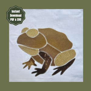 Op de afbeelding: Een wit stoffen vierkant met een bruine en beige kikkerapplicatie gemaakt van verschillende stukken stof met patronen. De kikker is geconstrueerd met zichtbare witte stiksels langs de randen van elk deel. Een badge linksboven vermeldt Instant Download PDF & SVG.