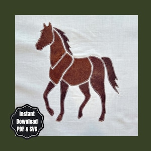 Puede incluir: Un cuadrado de tela blanca con la silueta de un caballo marrón compuesta por varios segmentos de tela unidos por costuras blancas visibles. Una insignia negra festoneada contiene el texto Instant Download PDF & SVG.