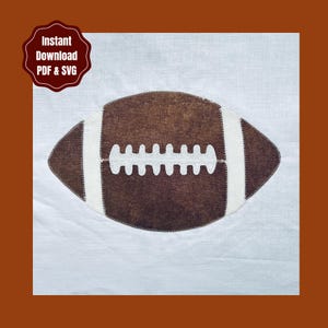 Peut inclure: Un motif d'applique de ballon de football marron et blanc sur un fond en tissu blanc. Le ballon présente un corps marron texturé avec des bandes blanches aux extrémités et des lacets blancs au centre. Un badge en haut à gauche indique Instant Download PDF & SVG.