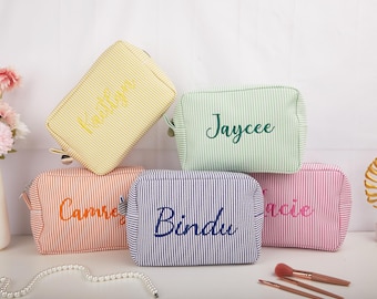 Neceser de maquillaje bordado personalizado, regalo personalizado para damas de honor y madres, neceser de viaje de seersucker, bolsa de maquillaje, regalo de Navidad para ella