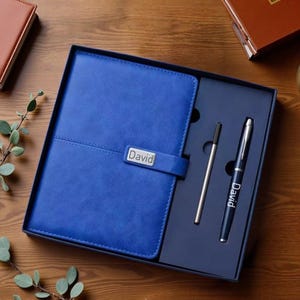 Libreta y bolígrafo grabados personalizados: un regalo ideal para graduaciones, nuevos trabajos, profesores y como muestra de agradecimiento de fin de año.