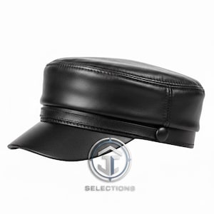 Puede incluir: Gorra de capitán de cuero negro con visera corta y detalle de botón. El sombrero tiene una corona estructurada y una banda alrededor de la base. Estilo clásico.