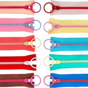 Puede incluir: Un letrero de madera rústico con el texto "Welcome to our home" en letras blancas. El letrero presenta un acabado envejecido y un diseño sencillo y acogedor, perfecto para un porche o entrada.