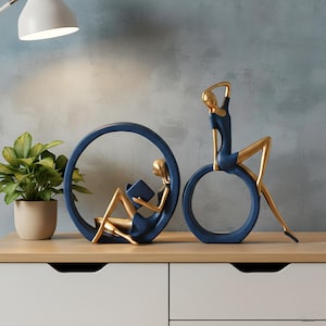 Moderne abstrakte Figurenskulptur – Blaue und goldene Art-déco-Statue aus Kunstharz – Stilvolles Deko-Element für Zuhause oder Büro