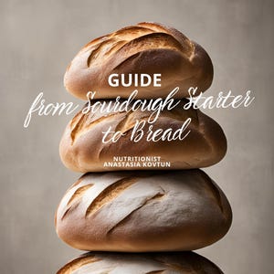 Könnte beinhalten: Ein Stapel von vier frisch gebackenen Sauerteigbroten. Die Oberseite jedes Laibs ist mit diagonalen Schnitten versehen. Das Bild enthält den Text "GUIDE from Sourdough Starter to Bread" und den Namen "ANASTASIA KOVTUN".