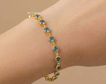 Pulsera de cadena con piedras preciosas redondas de topacio azul / Pulsera para mujer con bisel chapado en oro de 22 kt / Joyería nupcial artesanal con piedra de nacimiento / Regalo para ella