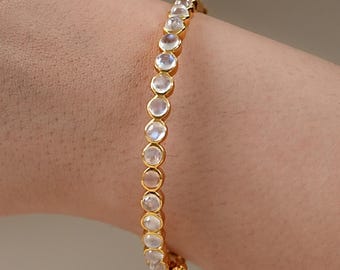 Brazalete de piedra lunar arcoíris con engaste de bisel y corte redondo / Brazalete de boda chapado en oro de 22 quilates / Brazalete de uso diario con piedra natal de junio / Regalo de aniversario para ella
