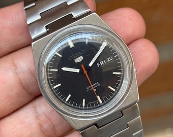 vintage seiko 5 automatic day/date men’s wrist watch