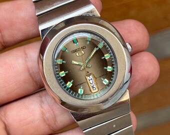 vintage seiko 5 automatic day/date men’s wrist watch