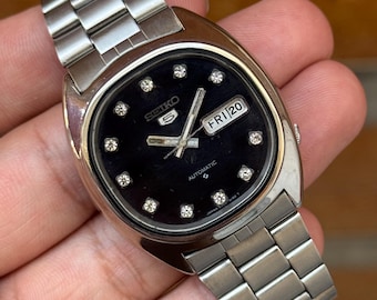 vintage seiko 5 automatic day/date men’s wrist watch