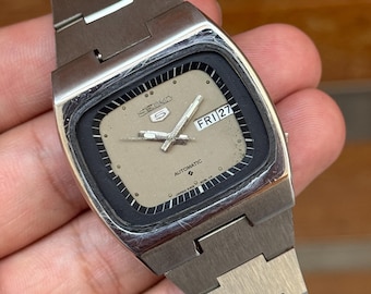 vintage seiko 5 automatic day/date men’s wrist watch
