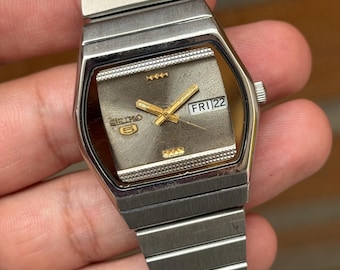 vintage seiko 5 automatic day/date men’s wrist watch