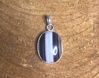 Agate gemstone crystal pendant necklace with healing properties fatigue CFS ME meditation visualisation