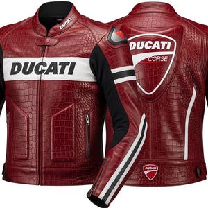 Op de afbeelding: Een rode motorjas met een krokodillenleertextuur, voorzien van zwarte en witte strepen op de mouwen en romp. De voor- en achterkant tonen de witte tekst DUCATI en het DUCATI CORSE-logo. Het jack heeft een opstaande kraag en ritssluitingen.