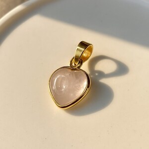 Delicado colgante de corazón de cuarzo rosa, colgante de plata de ley