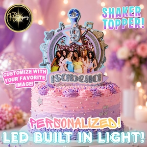 Könnte beinhalten: Ein personalisierter Kuchen mit einem Shaker-Topper. Der Kuchen ist mit rosa und lila Zuckerguss verziert und hat einen Topper mit einem Foto einer Frauengruppe, dem Namen "Isabella" und der Zahl 9. Der Topper hat LED-Lichter.