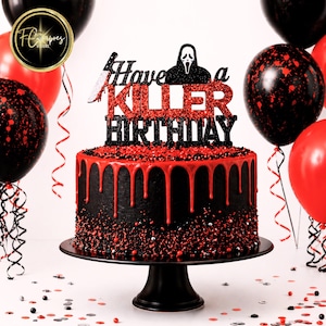Puede incluir: Una tarta de cumpleaños negra con glaseado rojo goteando y chispas rojas. Un adorno para tarta dice "Have a Killer Birthday" con un cuchillo y una cara de fantasma. Globos rojos y negros decoran el fondo.
