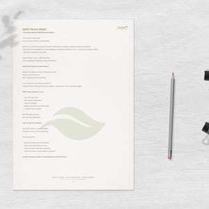 Könnte beinhalten: Ein weißes Papier mit dem Text "DEEP FOCUS RESET", ein grauer Bleistift und zwei schwarze Büroklammern auf einer hellen Holzmaserung. Das Papier hat ein grünes Blattdesign.