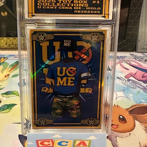 Könnte beinhalten: Eine Sammelkarte in einer transparenten Schutzhülle. Die Karte zeigt eine stilisierte Illustration eines Wrestler-Outfits, mit einem blauen Oberteil und Camouflage-Shorts. Der Text auf der Karte lautet "2025 TOY BOX #1 COLLECTIONS U CANT CENA ME - HOLO".