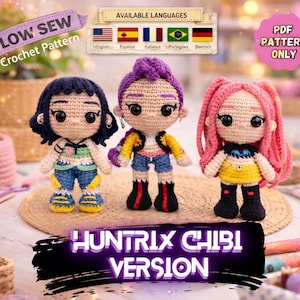 以下が含まれることがあります： 濃い青、紫、ピンクの髪の毛を持つ3体の編みぐるみチビ人形。それぞれ異なる衣装を着ています。「LOW SEW Crochet Pattern」と「PDF PATTERN ONLY」の文字が入った織りマットの上に人形がいます。画像には「HUNTRIX CHIBI VERSION」の文字も含まれています。