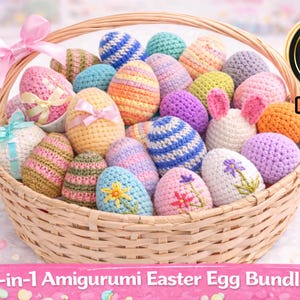 Könnte beinhalten: Ein Weidenkorb gefüllt mit bunten, gehäkelten Ostereiern. Die Eier sind in verschiedenen Farben, darunter Blau, Rosa, Gelb und Orange, einige mit Streifen, Schleifen und floralen Stickereien. Der Text auf dem Bild lautet "6-in-1 Amigurumi Easter Egg Bundle!"