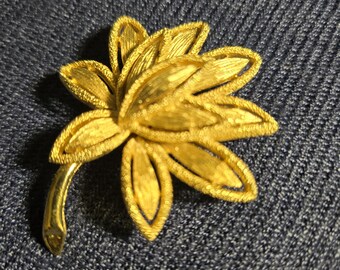 Broche Vintage Avon - Fleur Finement Striée En Relief, Couleur Or - État Impeccable