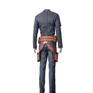 K&ouml;nnte beinhalten: Grauer Overall mit braunem G&uuml;rtel und holsterartigen Taschen. Das Outfit hat lange &Auml;rmel und einen hohen Kragen. Der G&uuml;rtel und das Holster sind aus braunem, leder&auml;hnlichem Material. Das Outfit ist als Kost&uuml;m gestaltet.