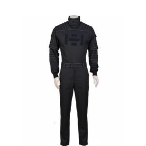 Pu&ograve; includere: Tuta nera con collo alto e maniche lunghe. La tuta presenta dettagli di cucitura bianchi sulle spalle e sulle maniche e una grande grafica sul petto. I pantaloni hanno una cintura e sono a gamba dritta.