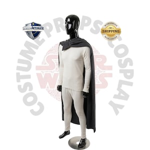 Puede incluir: Un maniqu&iacute; negro con una camisa blanca de manga larga y pantalones a juego, con una capa gris oscuro sobre los hombros. El maniqu&iacute; est&aacute; de pie sobre una base plateada. La imagen incluye el texto "Screen Accurate" y "Costume Props".