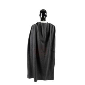 Puede incluir: Una capa gris oscuro drapeada sobre un maniqu&iacute; negro. La capa est&aacute; hecha de una tela suave y fluida y est&aacute; dise&ntilde;ada para ser usada sobre los hombros. El maniqu&iacute; est&aacute; sobre un fondo blanco.