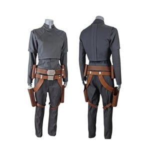 K&ouml;nnte beinhalten: Ein zweiteiliges Kost&uuml;mset auf einer Schaufensterpuppe. Das Set umfasst ein dunkelgraues, kurzes Oberteil und eine passende Hose. Ein brauner Lederg&uuml;rtel mit silberner Schnalle und Zubeh&ouml;r im Holster-Stil vervollst&auml;ndigen das Outfit. Ideal f&uuml;r Cosplay.