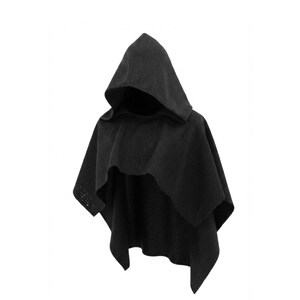 Puede incluir: Una capa con capucha negra de tela texturizada. La capa tiene una capucha grande y un diseño tipo capa. Ideal para disfraces o eventos temáticos, la tela tiene un patrón sutil. Una prenda versátil.