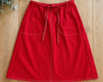 Falda cruzada roja Koret Petites vintage de los años 70, corte en A, con cinturón, estilo mod clásico.