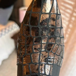 K&ouml;nnte beinhalten: Rustikales Holzschild mit dem Text "Welcome to our home" in wei&szlig;er Schrift. Das Schild hat eine Used-Optik und ein schlichtes Design, ideal f&uuml;r den Eingangsbereich.